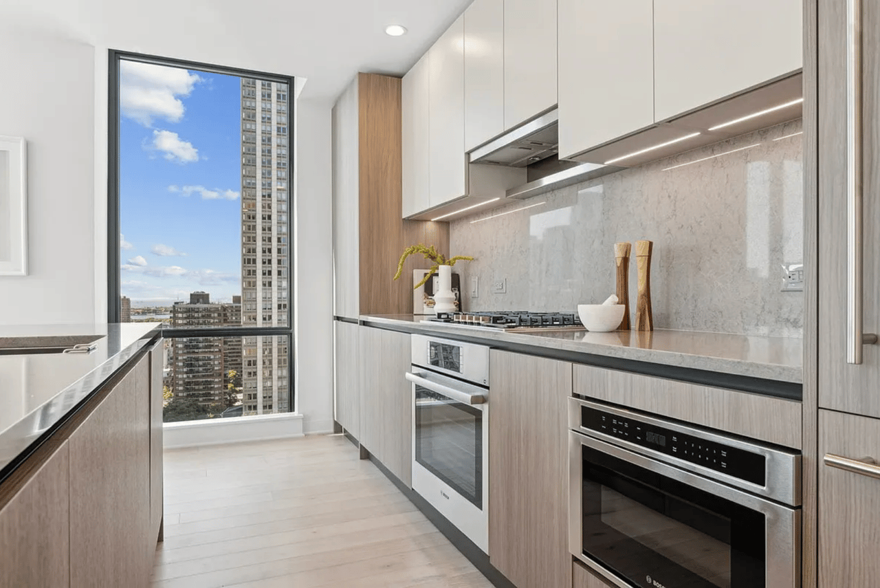 155 Bay Street, 3204