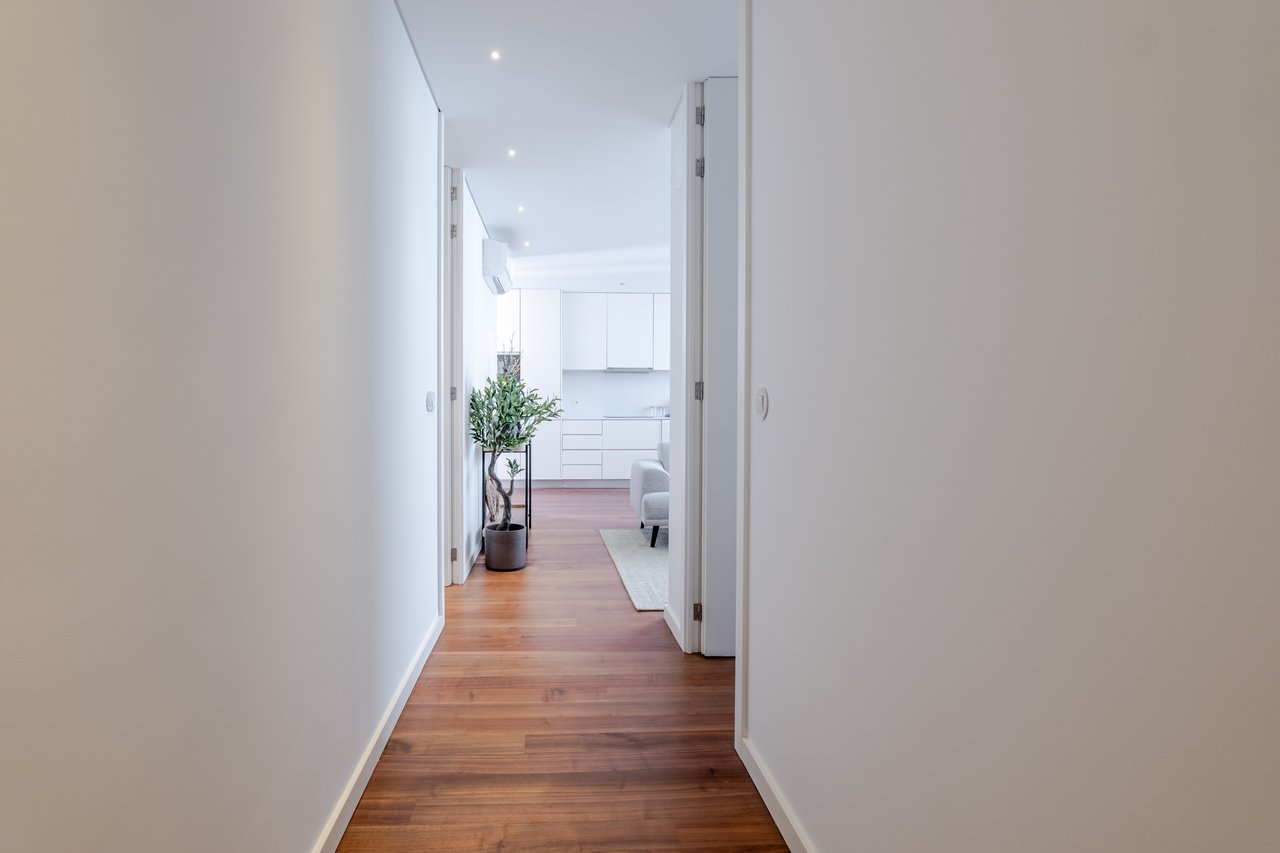 Elegant 2-Bedroom Apartment with Private Patio, Parking & Short-term Rental (AL) License in Central Porto