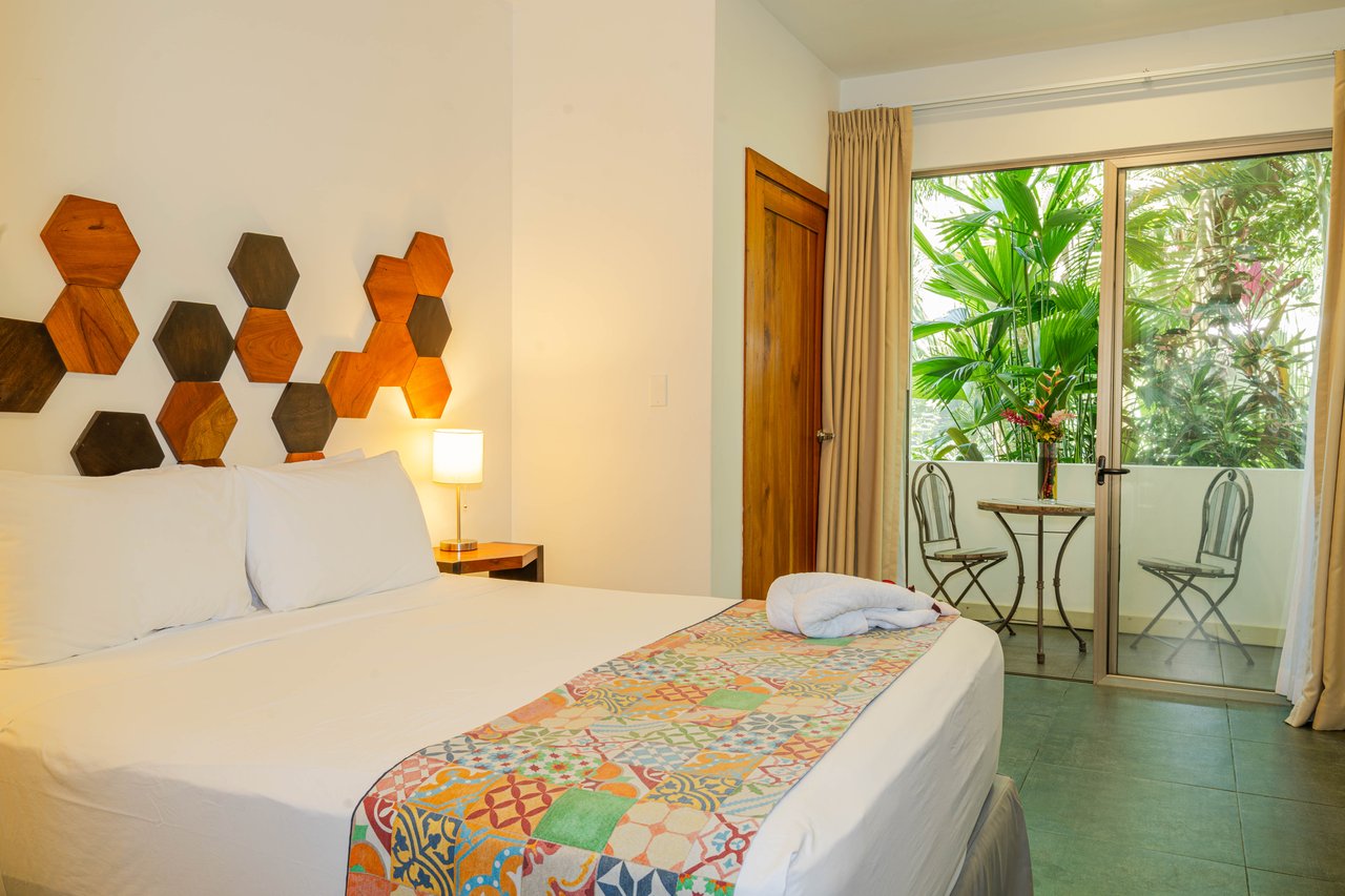 22 Unit Tropical Boutique Hotel steps from Manuel Antonio Park & Beach
