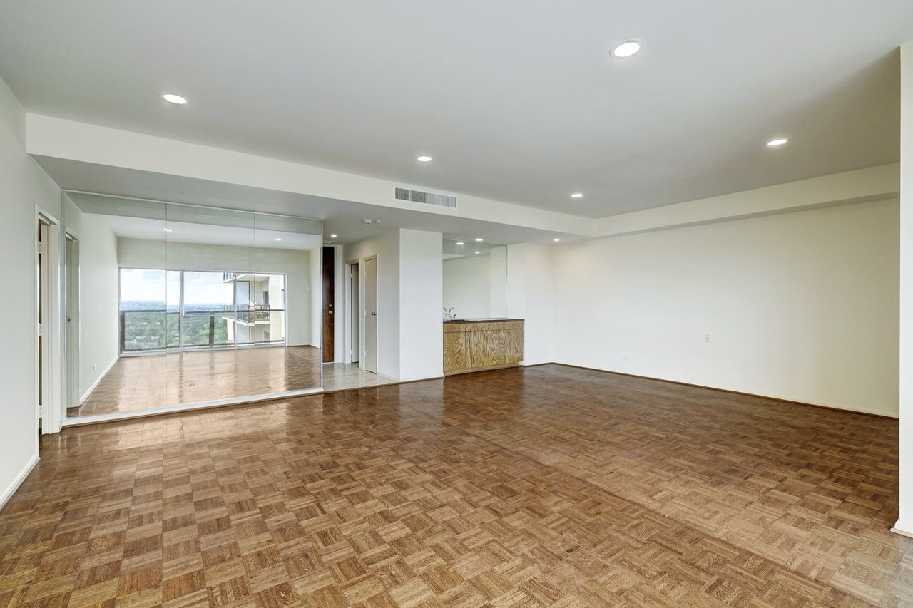 2929 Buffalo Spdwy, #2009