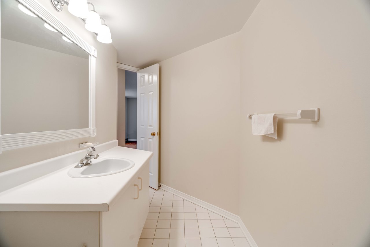 beautiful 2 bedroom 2 bath Condo in downtown London