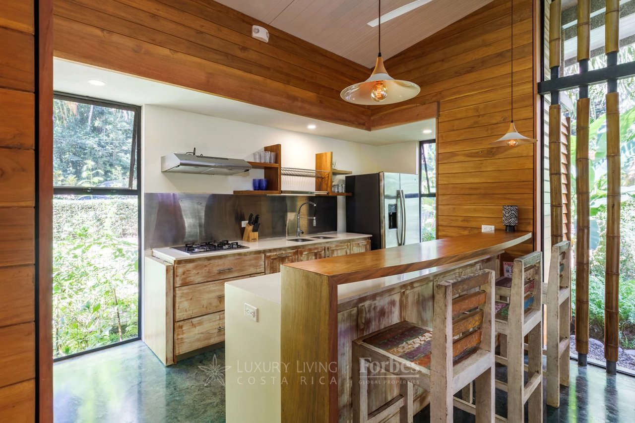 20391 - Property near the beach with hotel or private home potential