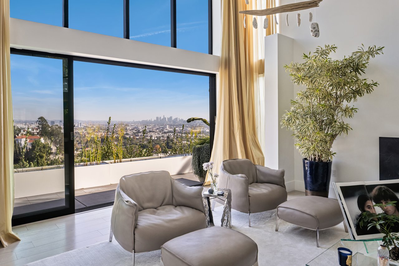 8080 Laurel View Dr, Los Angeles