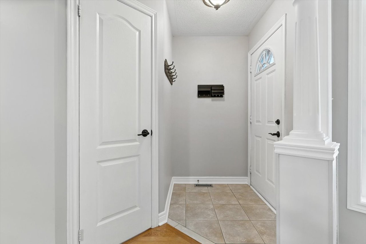 151 Mowat Cres