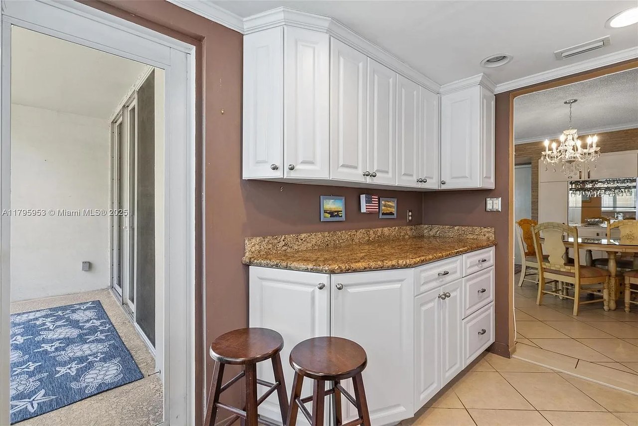 1239 Hillsboro Mile Apt 203
