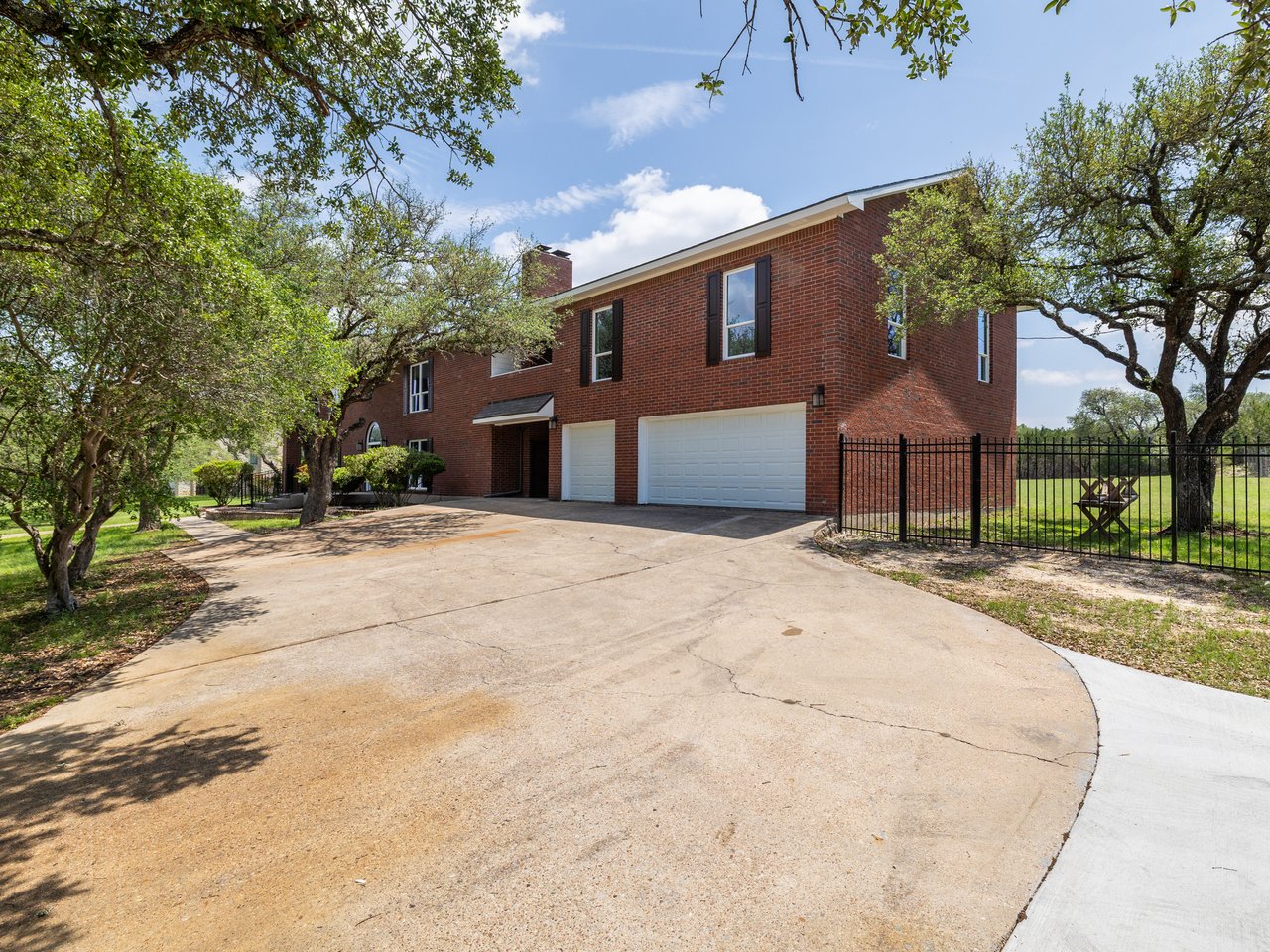 Fully Reimagined Hill Country Retreat w/ Private Guest Apartment + 3-Car Garage
