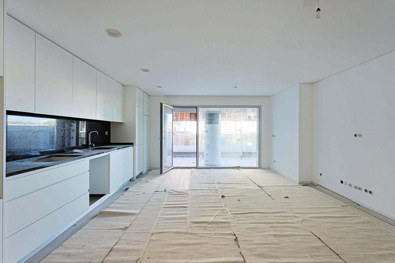 Modern 3-Bedroom Apartment in Camarate, Loures