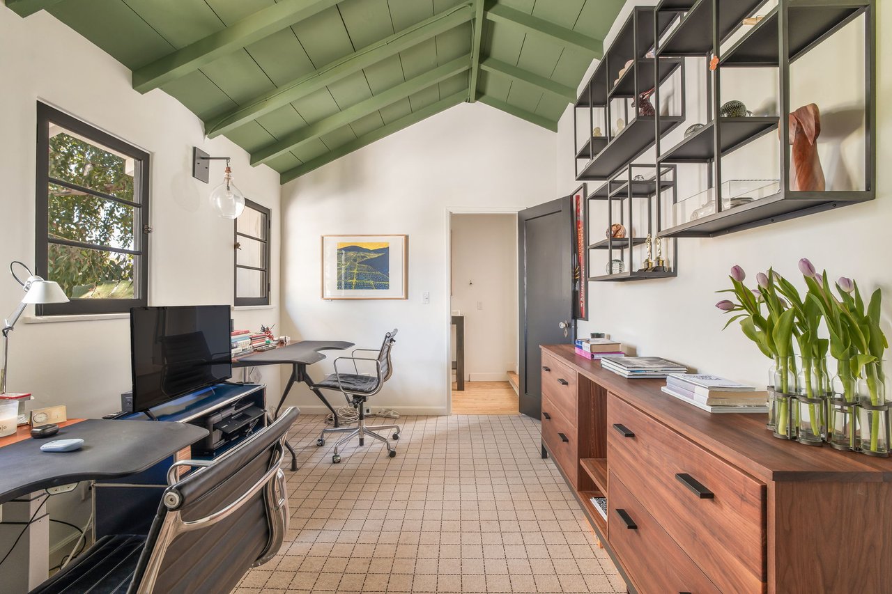 8917 Dorrington 