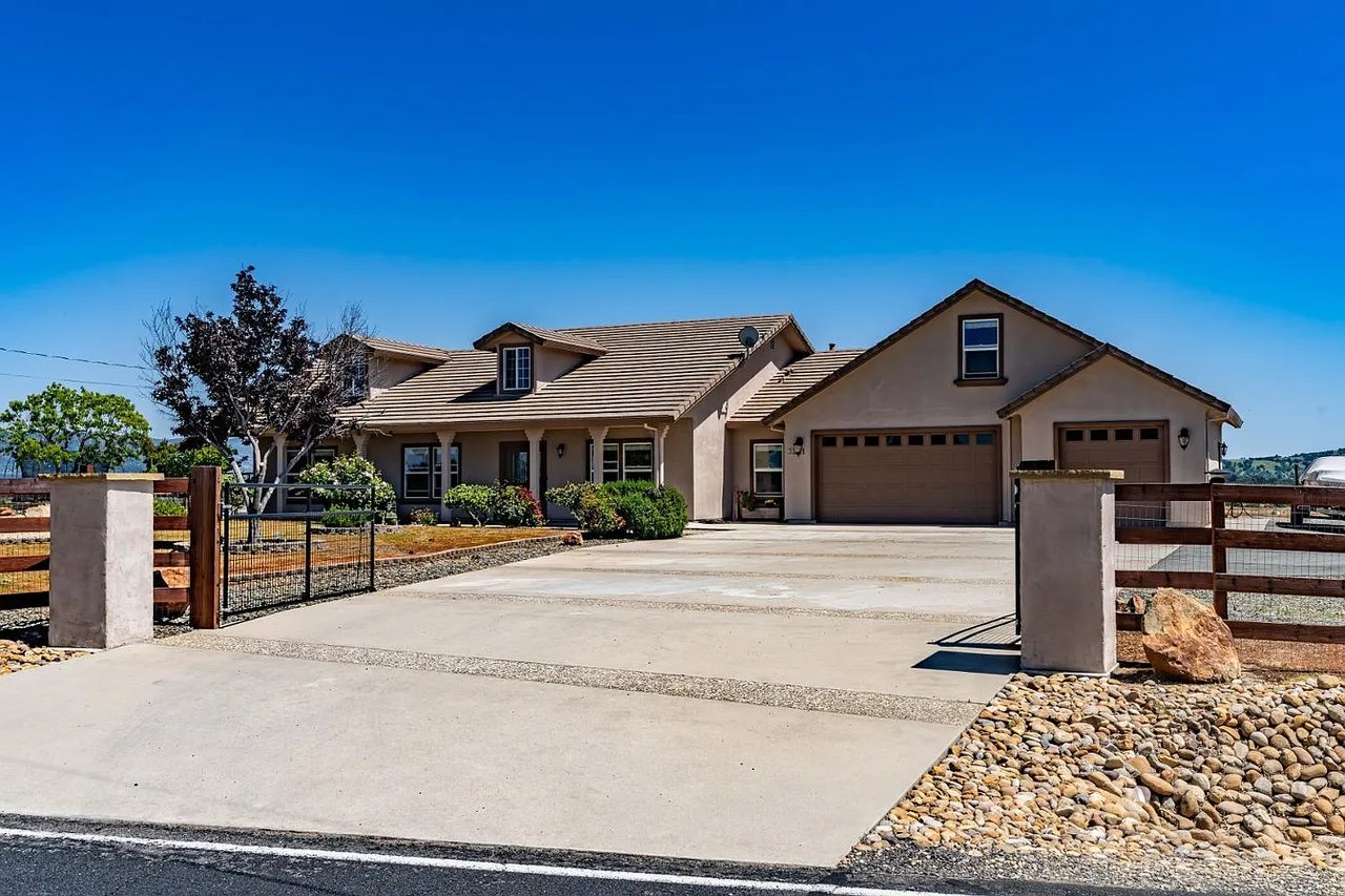 3221 Crestview Dr