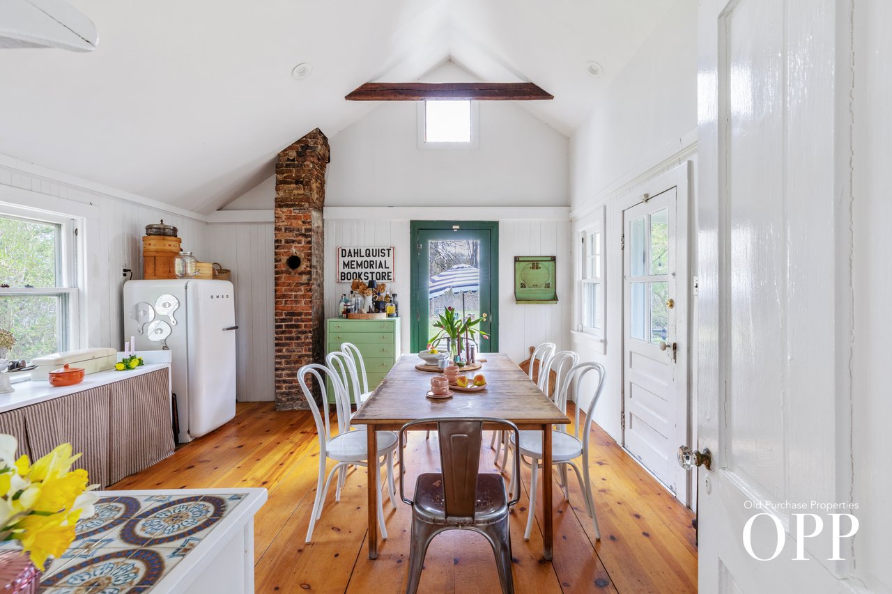 Early Bellport Charm Close to Everything
