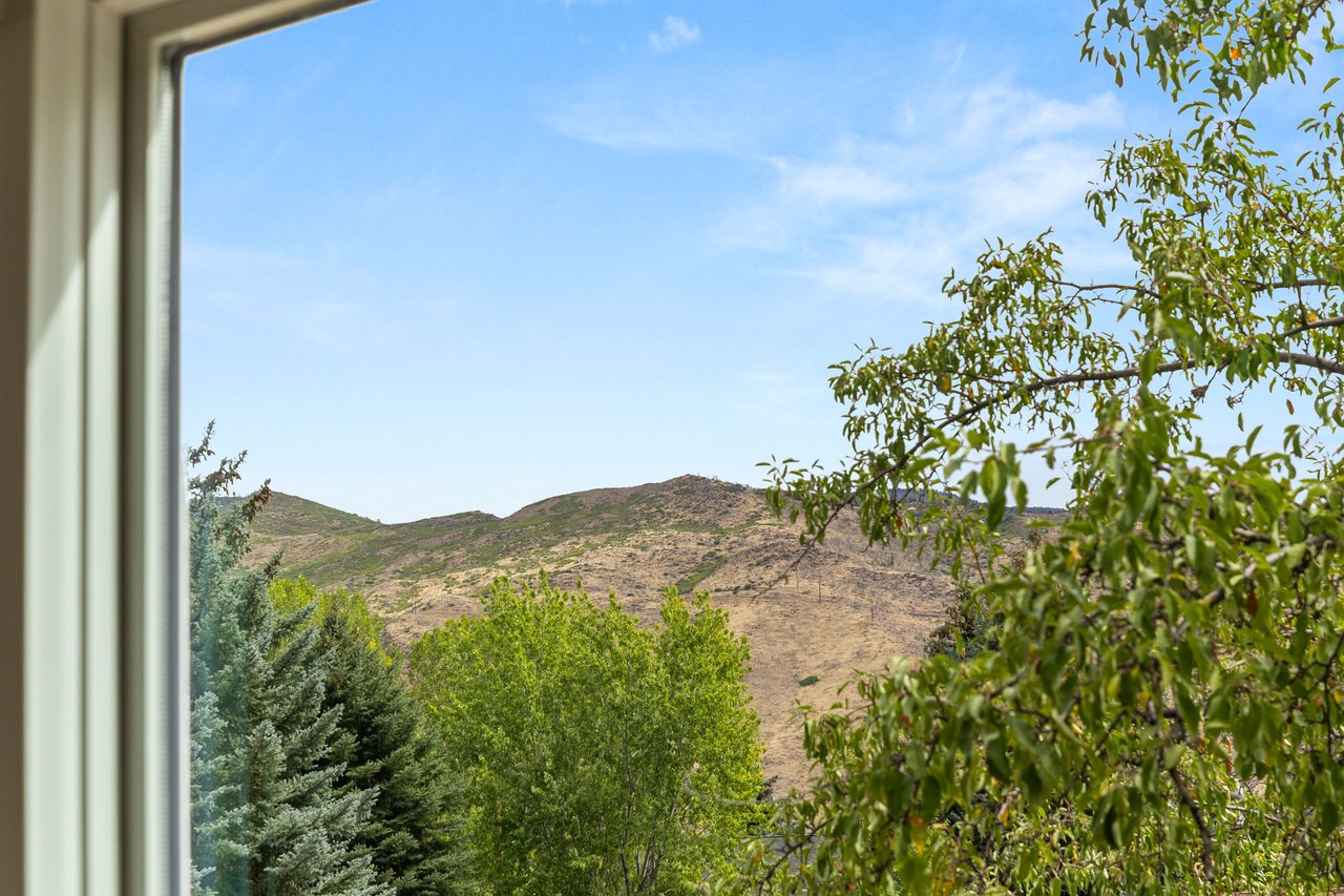 Spacious Mid-Valley Residence Near Crown Mountain Park