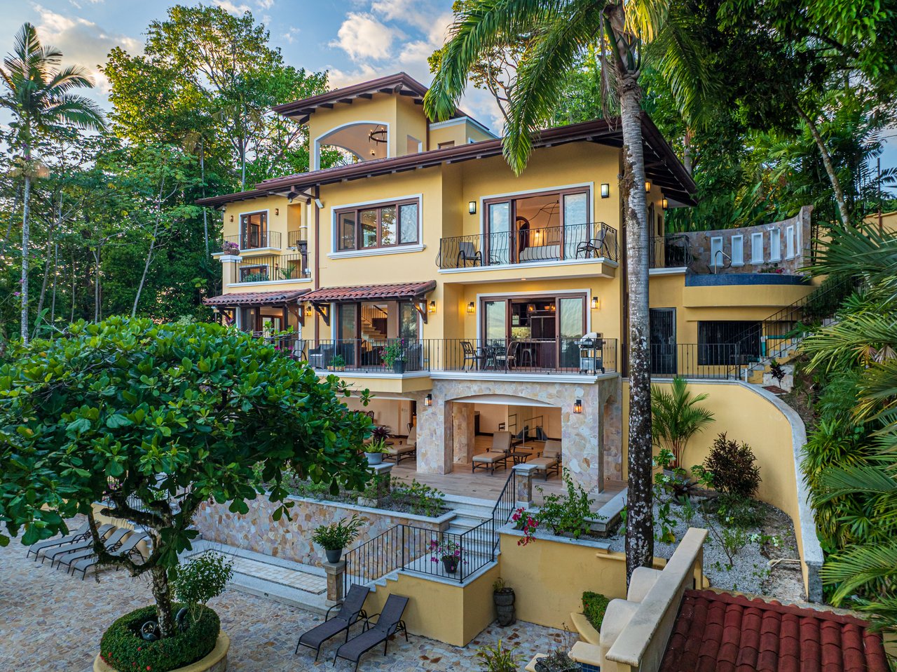 Nido Escondido, Playa Dominical