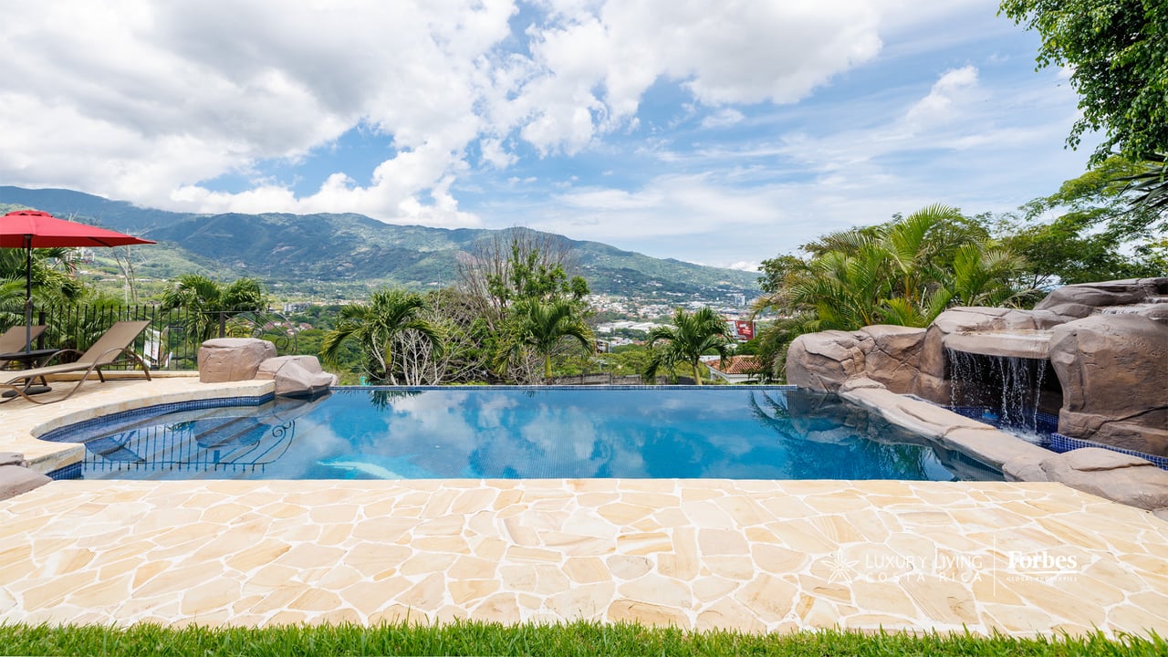 21471 - Luxury colonial house with 4 bedrooms, office, terrace and pool