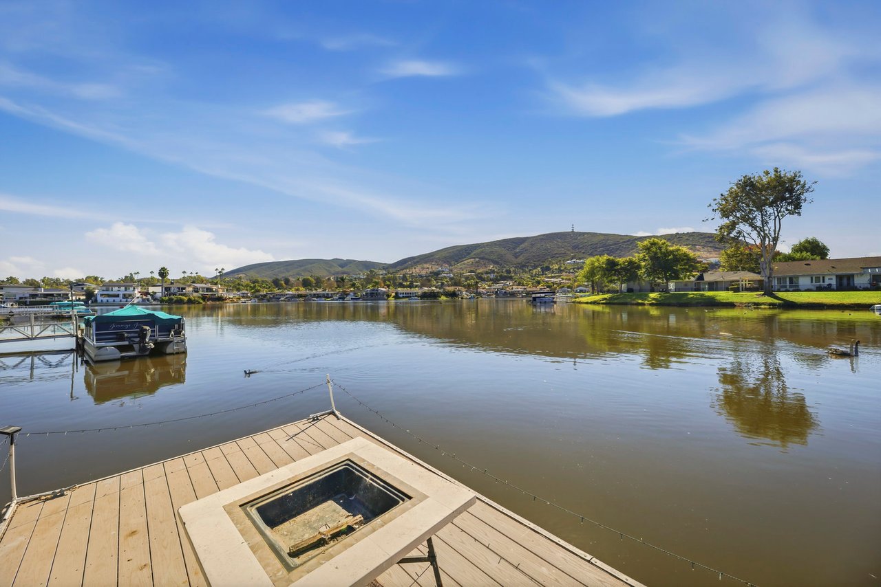 1541 Via Entrada Del Lago