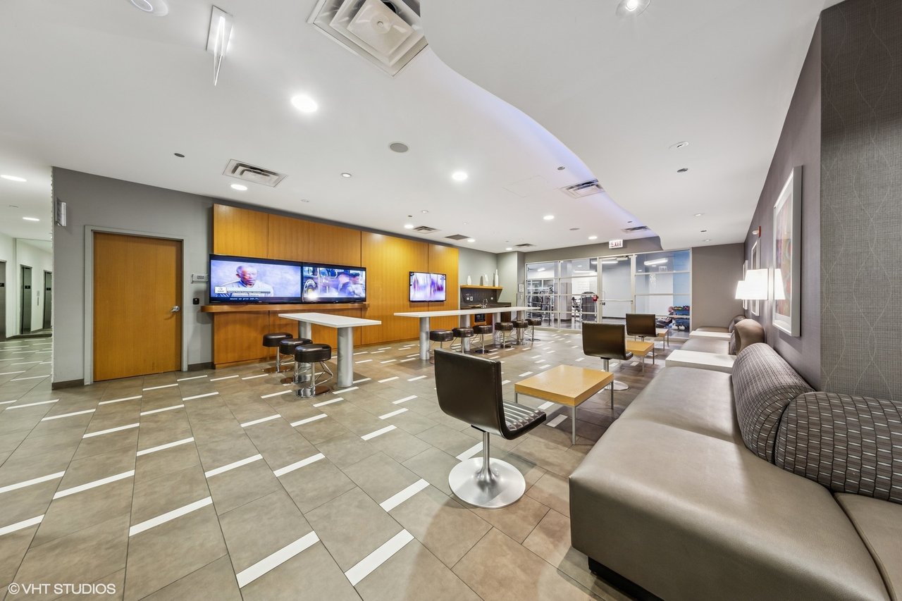 225 N Columbus Dr 7408
