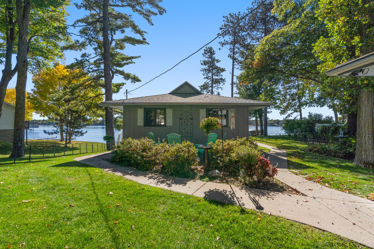 Charming, Southfacing Cabin with Sandy Beach on the Whitefish Chain