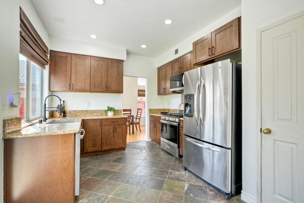 1025 Honeysuckle Dr