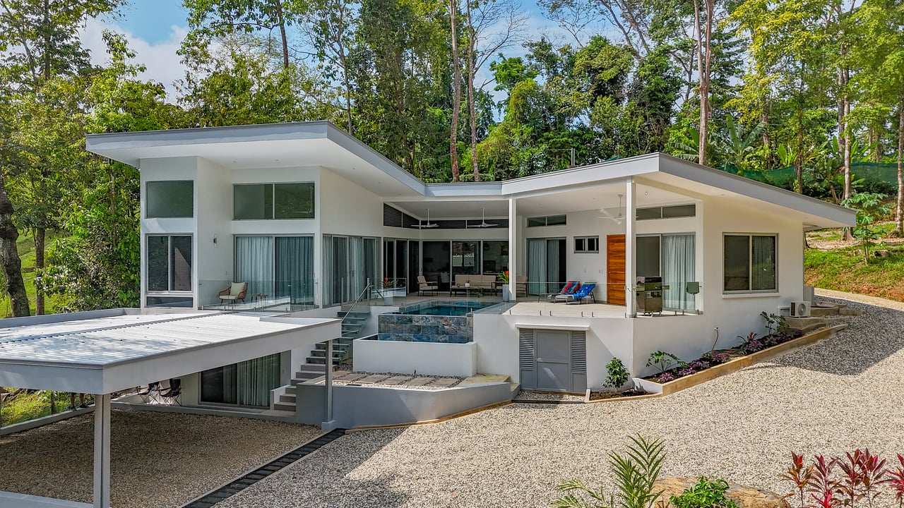 An Exclusive, Sunny Ridge-Top 4-Bed Designer House With Unforgettable Mountain & Jungle Views