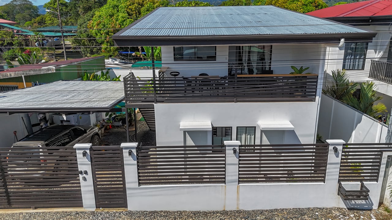 A House With An Upper Live-In Suite & Two Fully Serviced Downstairs Rental Apartments Less Than 1 km From The Entrance to Marino Ballena National Park