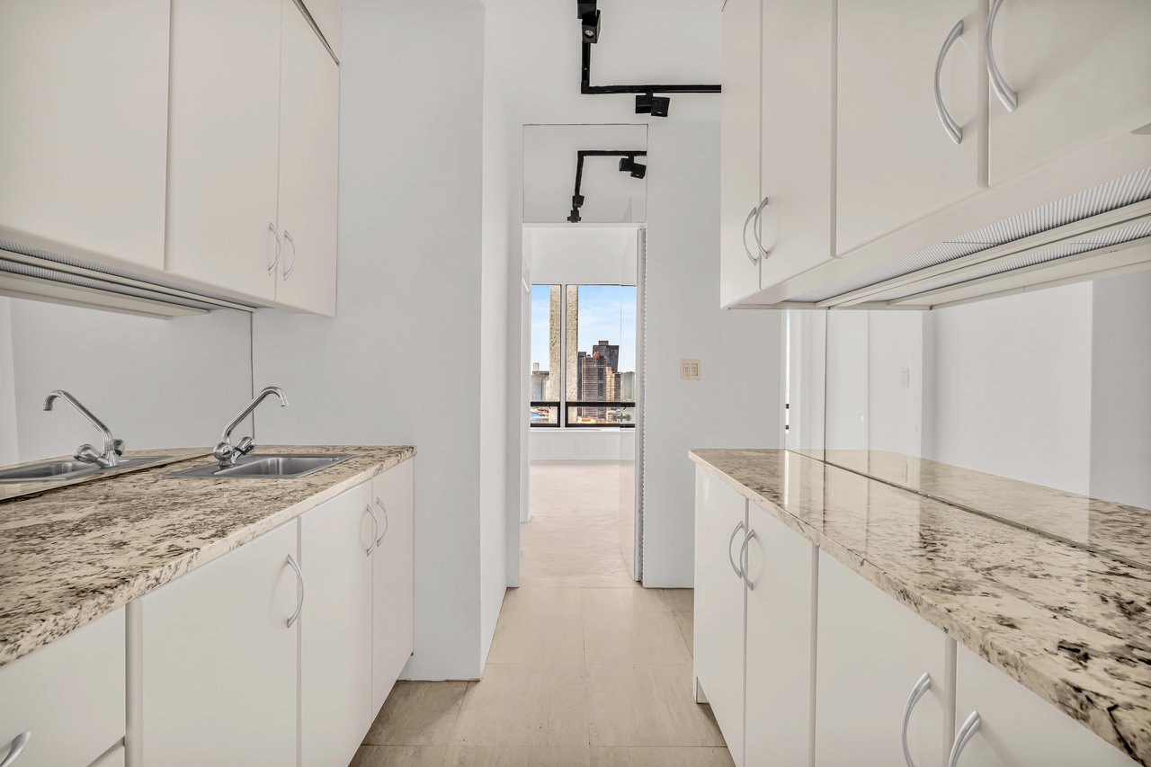 870 United Nations Plaza, 28A