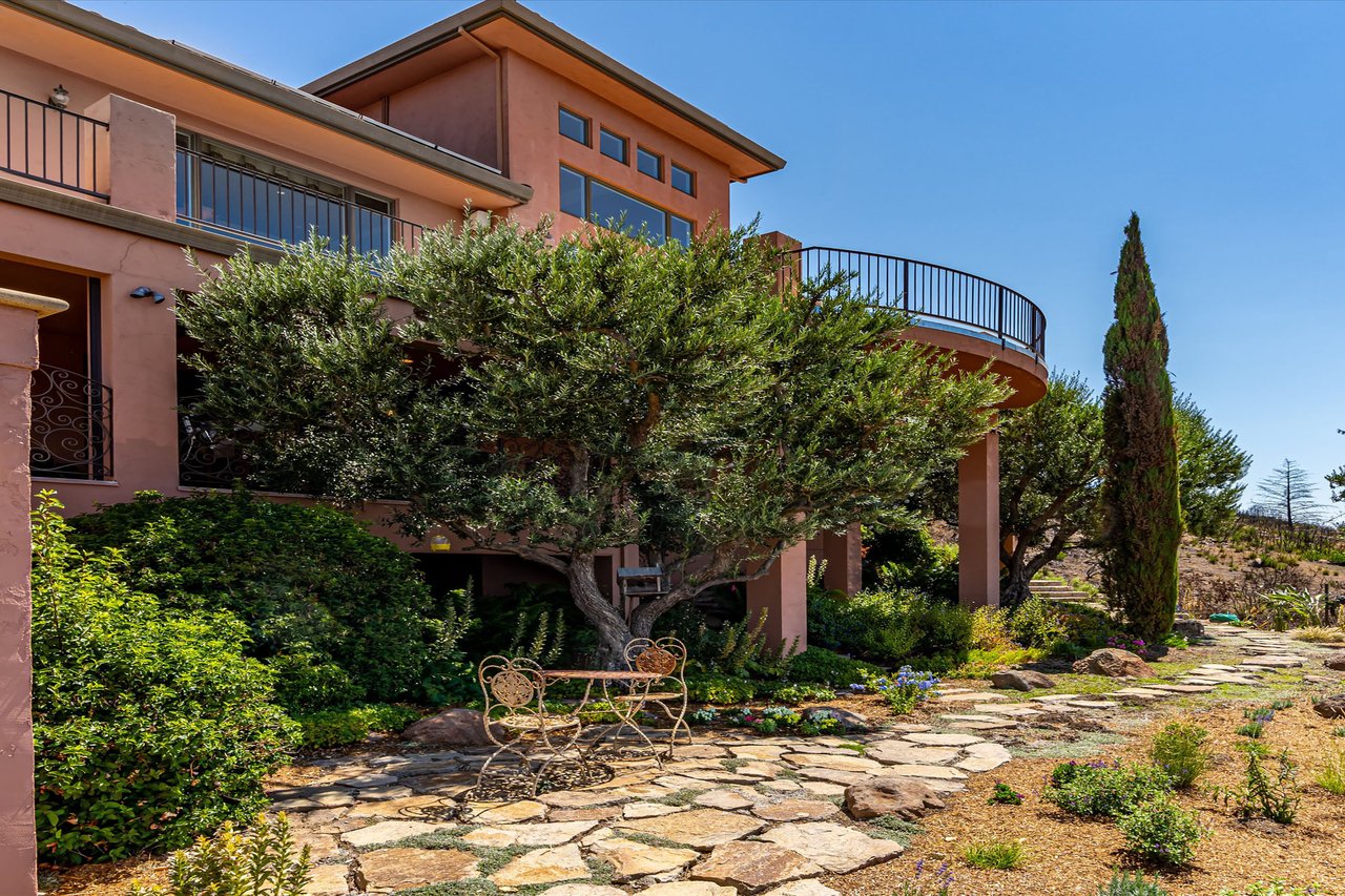 Luxurious Estate Above St. Helena