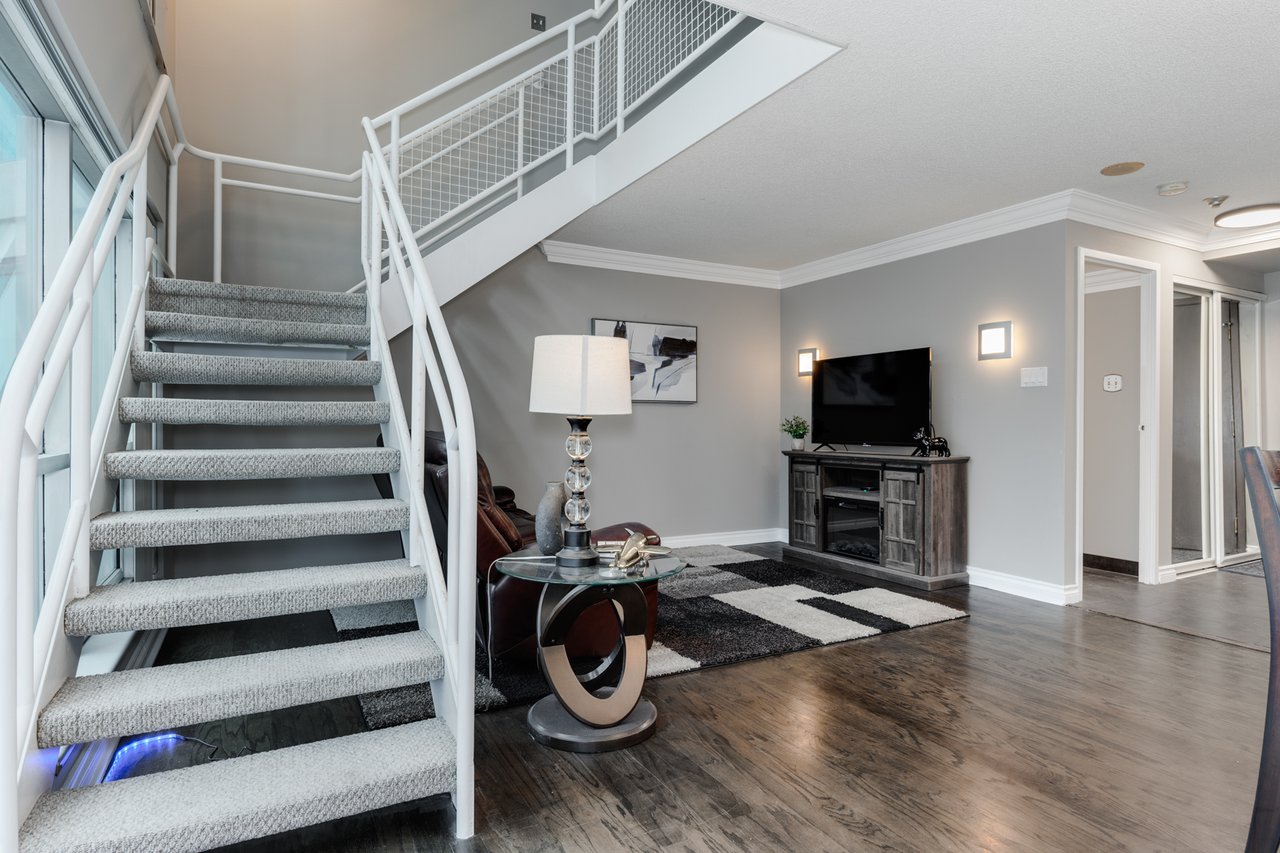 2-Storey Retreat On Queens Quay