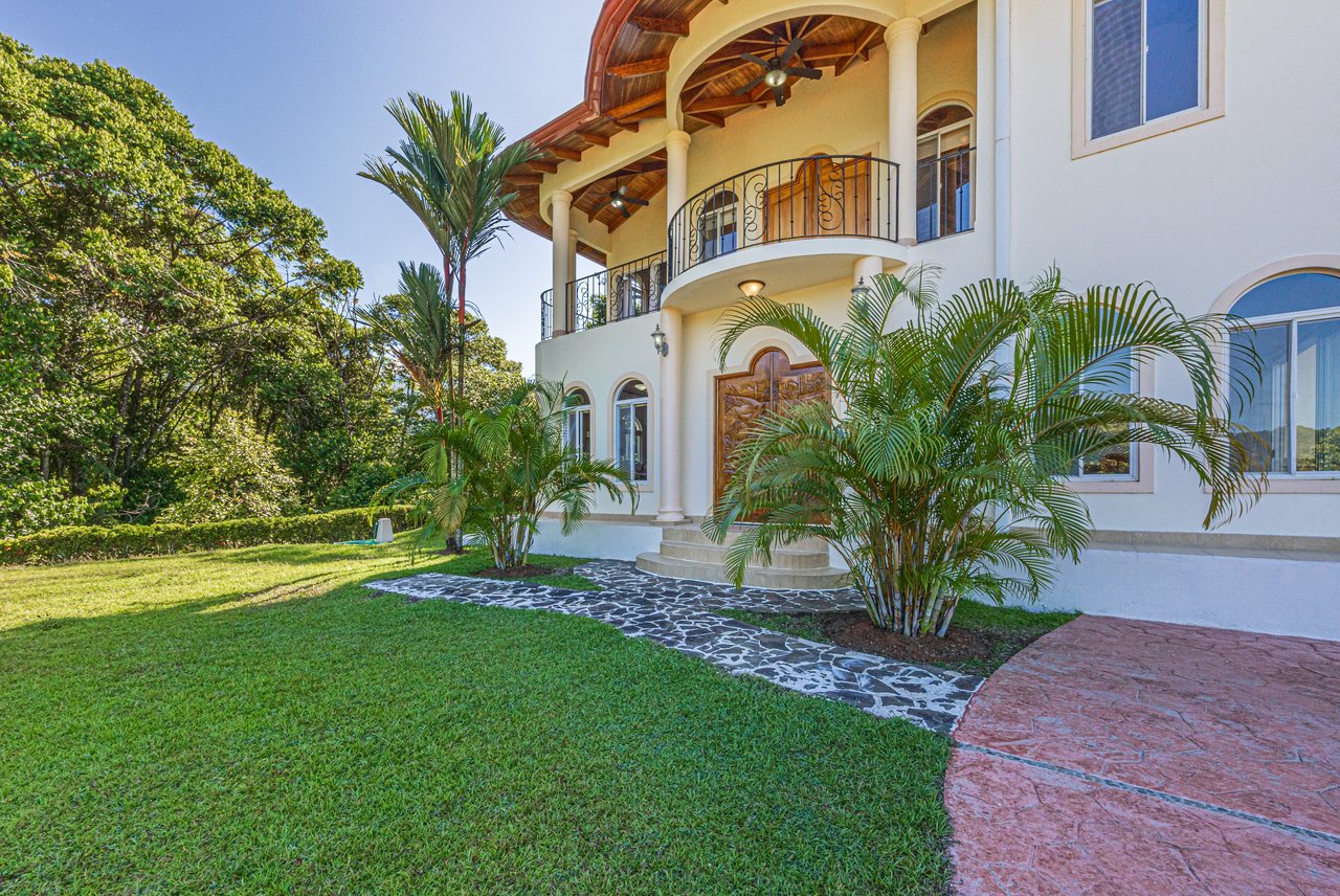 Elegant 3 Bedroom + Office Jungle Home in Puesta Del Sol, Ojochal