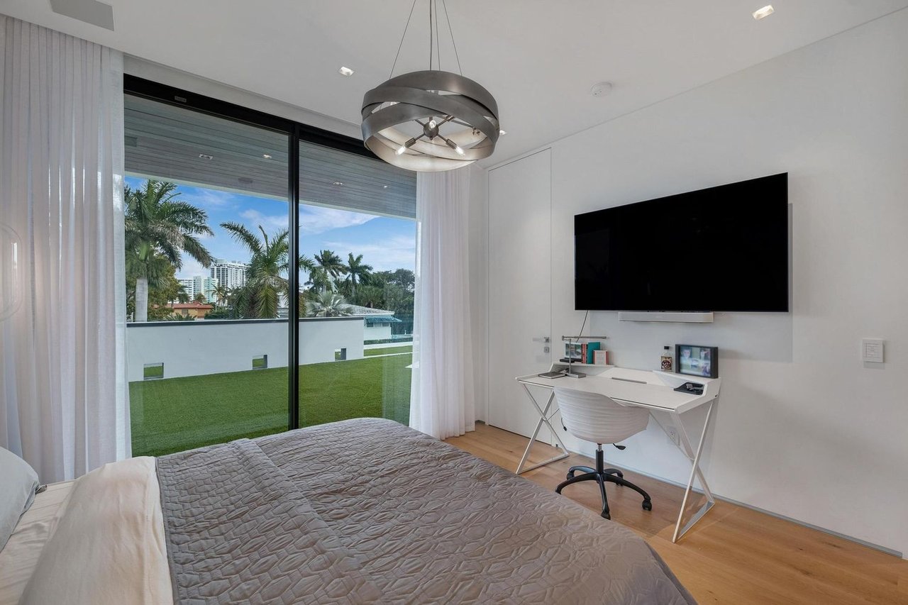 226 W Rivo Alto Dr