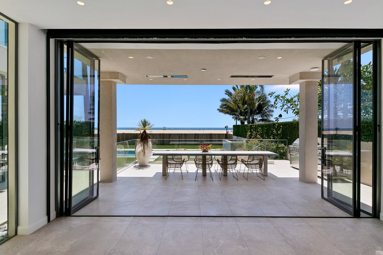 938 Palisades Beach Rd
