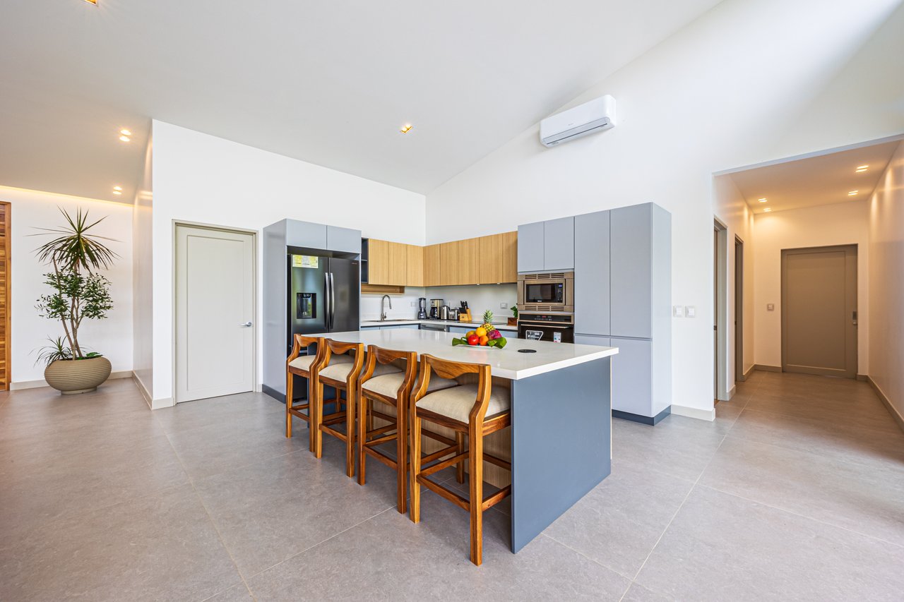 Casa Iguana – 4-Bedroom Tropical Retreat