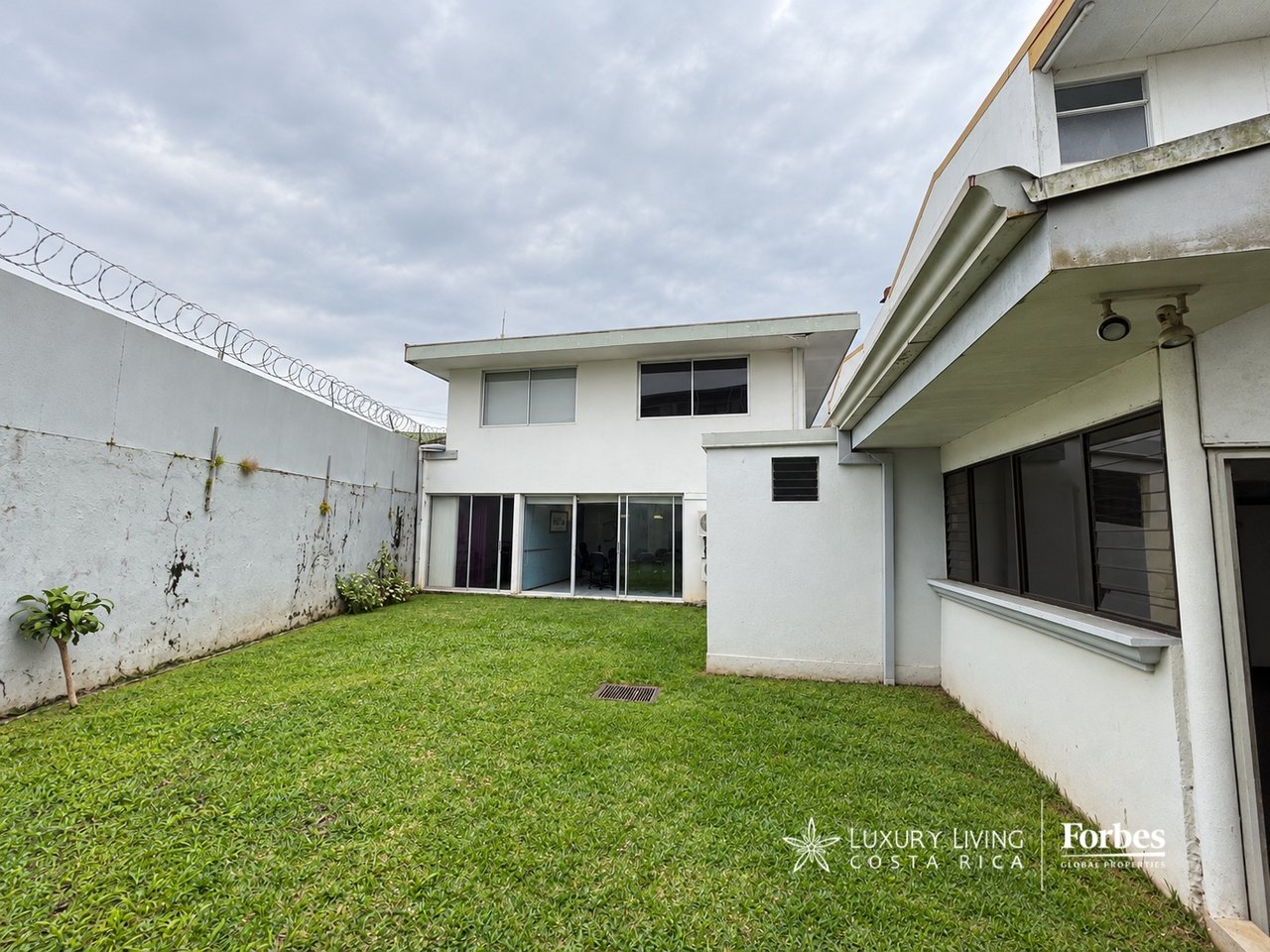 21574 - Sale of a building with an excellent location in Barrio Dent