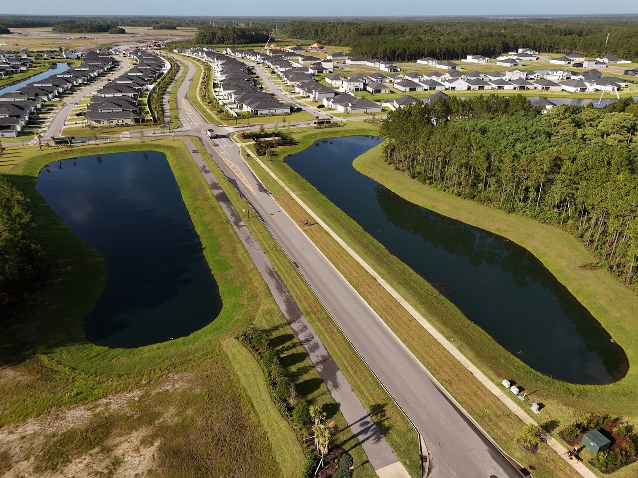 Aerial view of Silver Falls homes, streets, and two ponds.