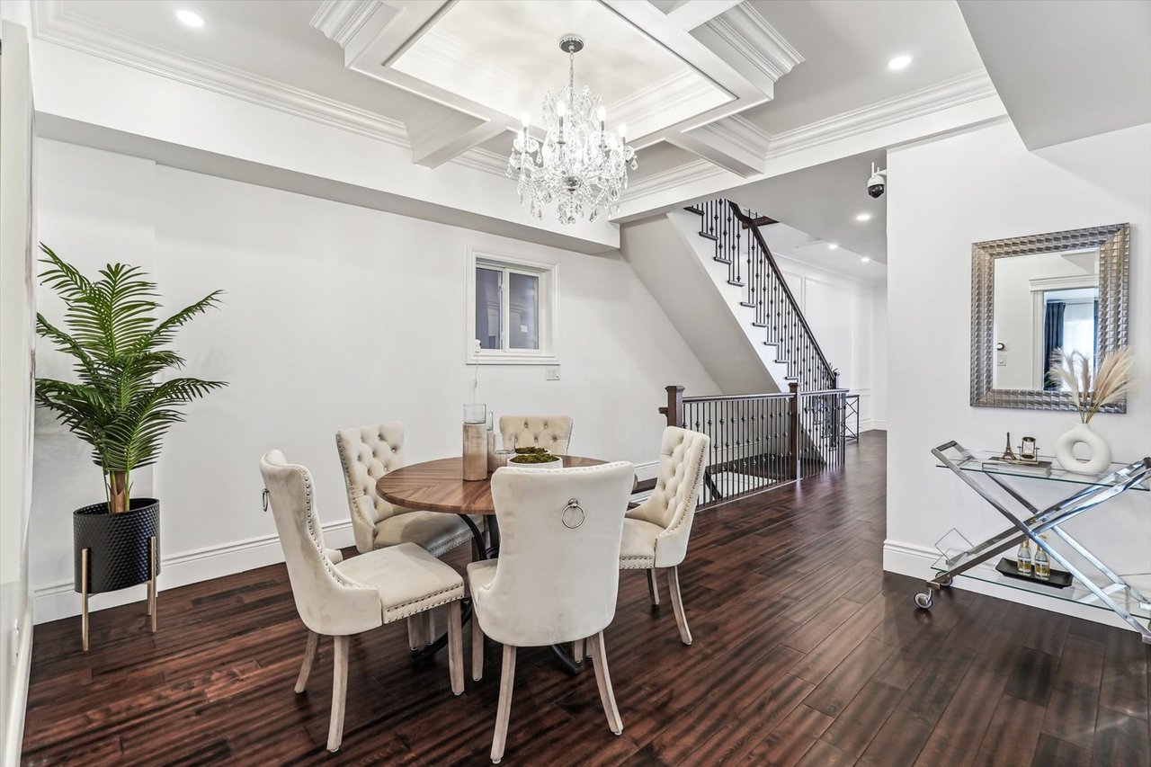 290 Bathurst St