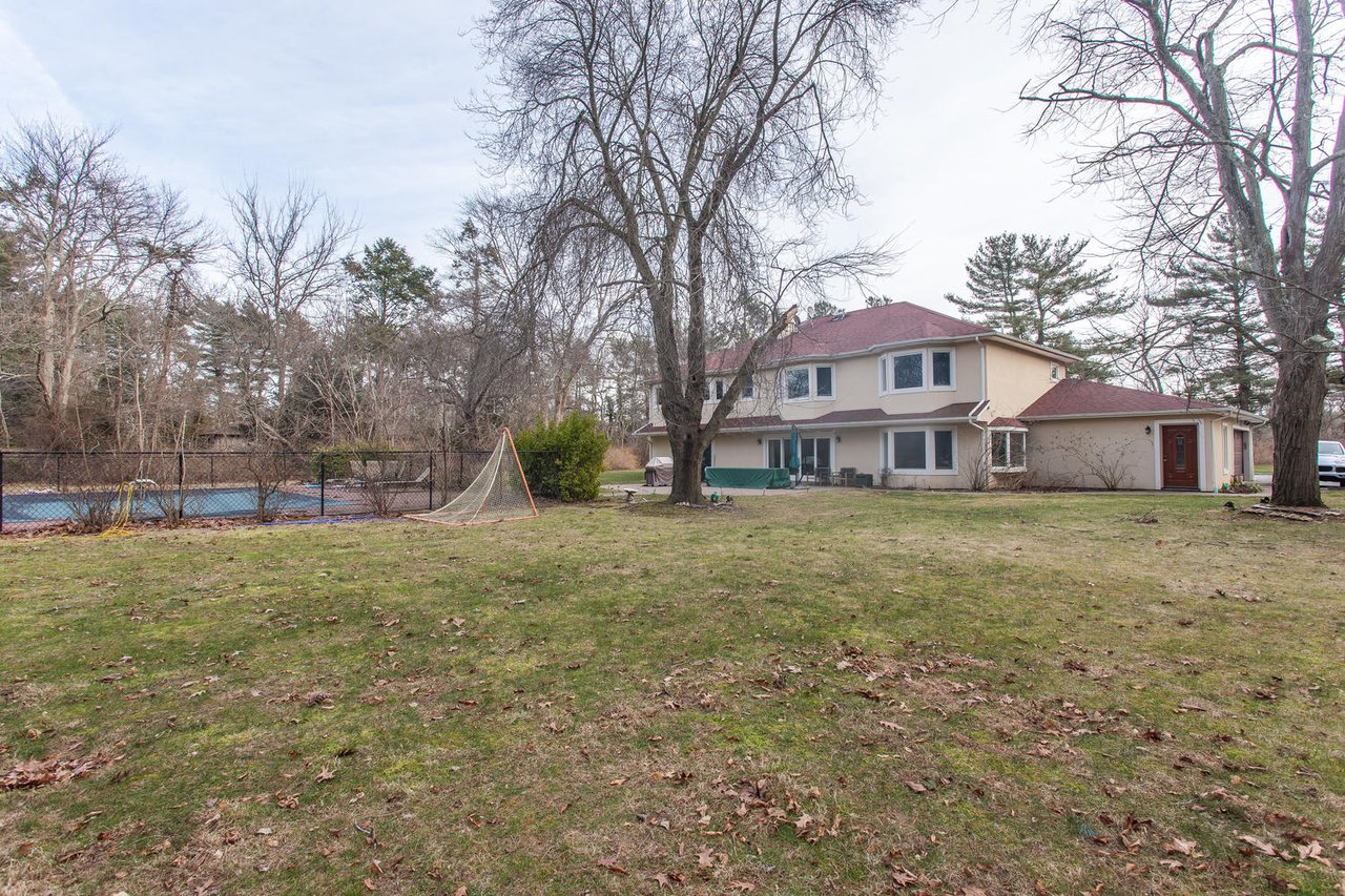 195 Cold Spring Rd, Syosset