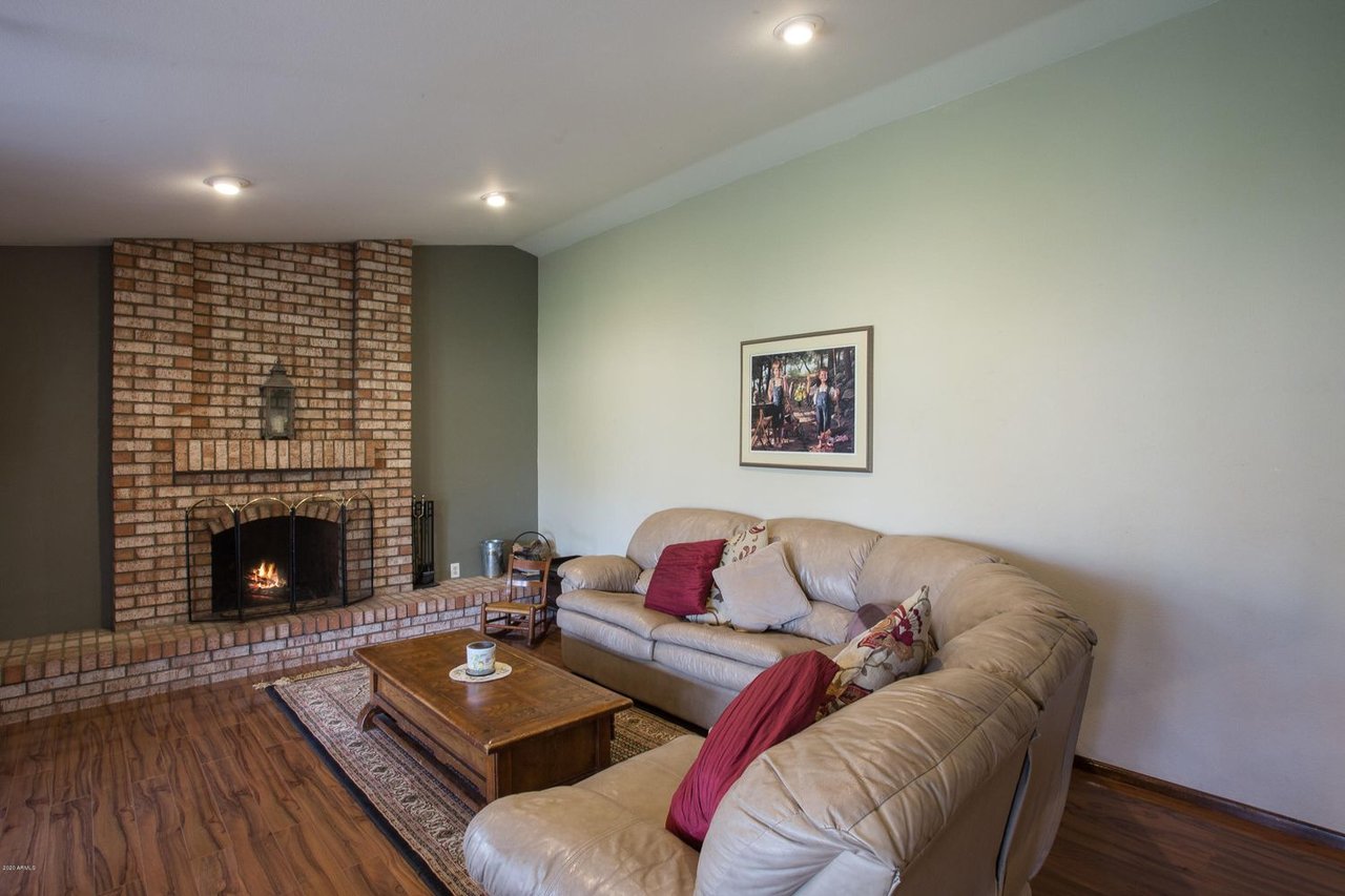 16043 N 52nd Pl