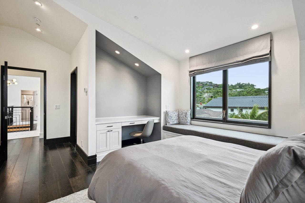 A Waterfront Masterpiece of Modern Luxury