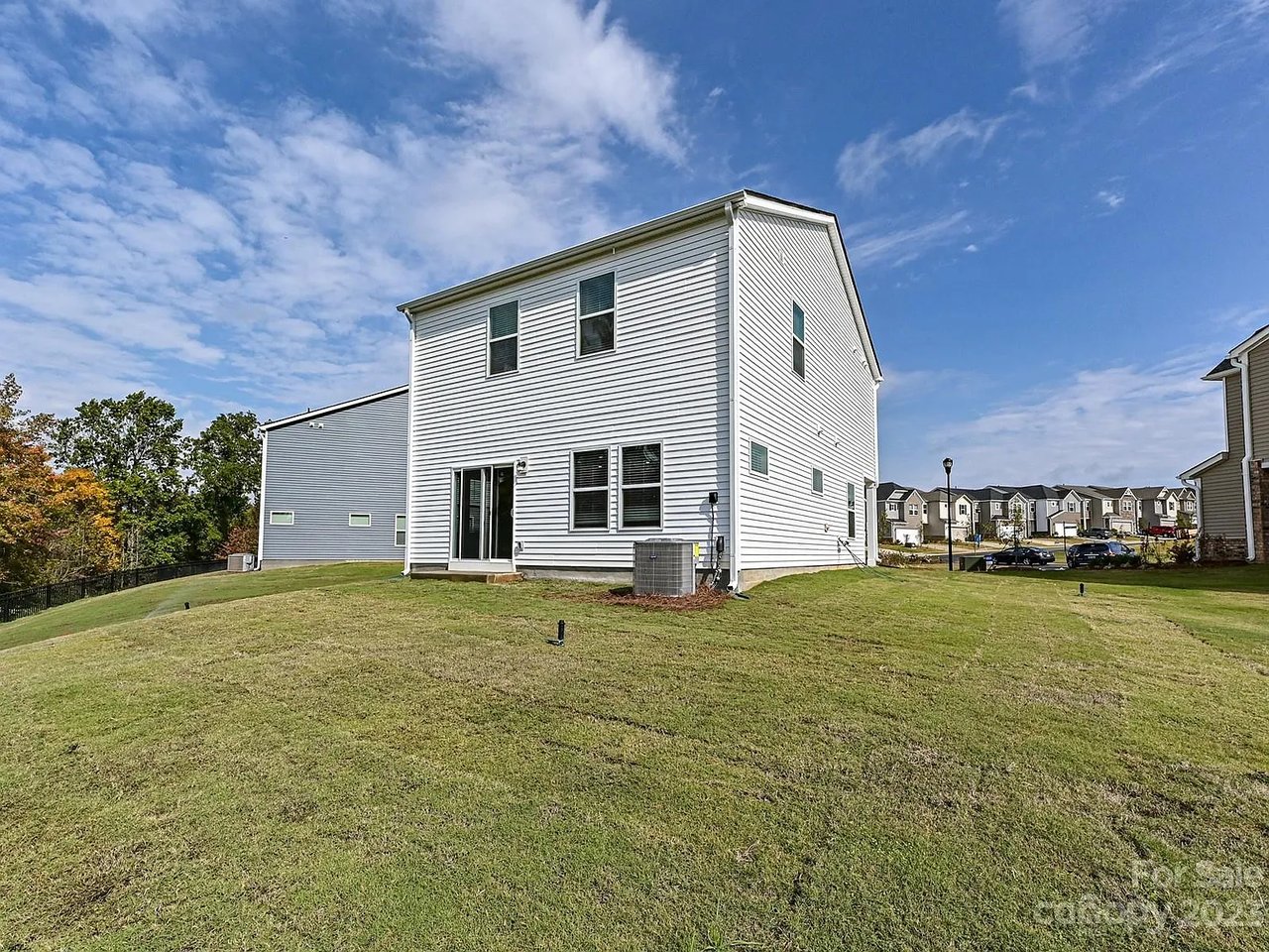 664 Citriadora St