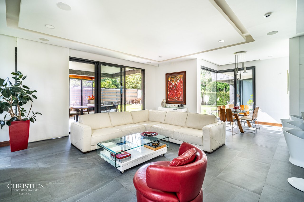 Modern Elegance with Panoramic Views – Exclusive Las Gemas Residence