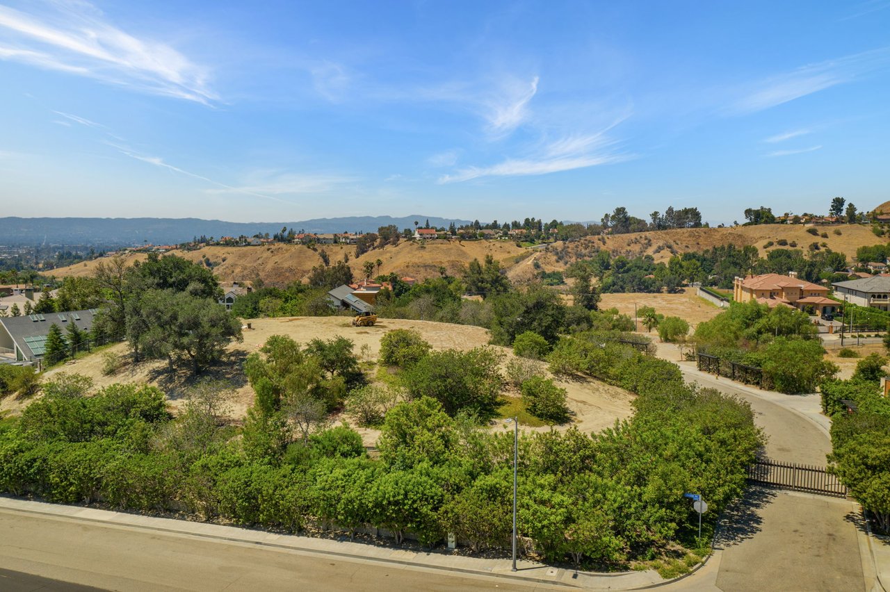18160 Knoll Hill