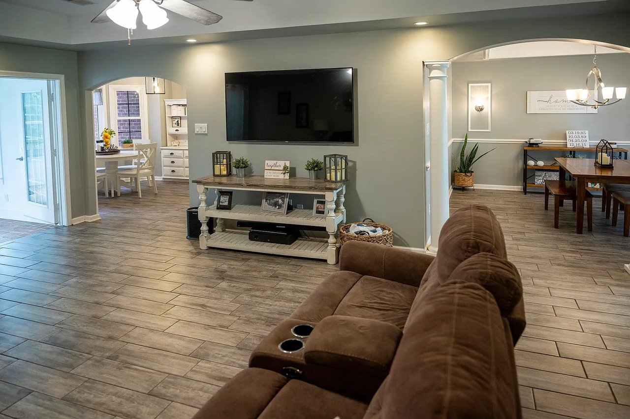 5570 Feathers Chapel Dr