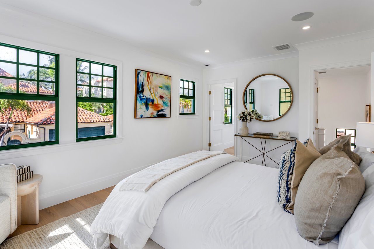 Charming Like New Residence In Town