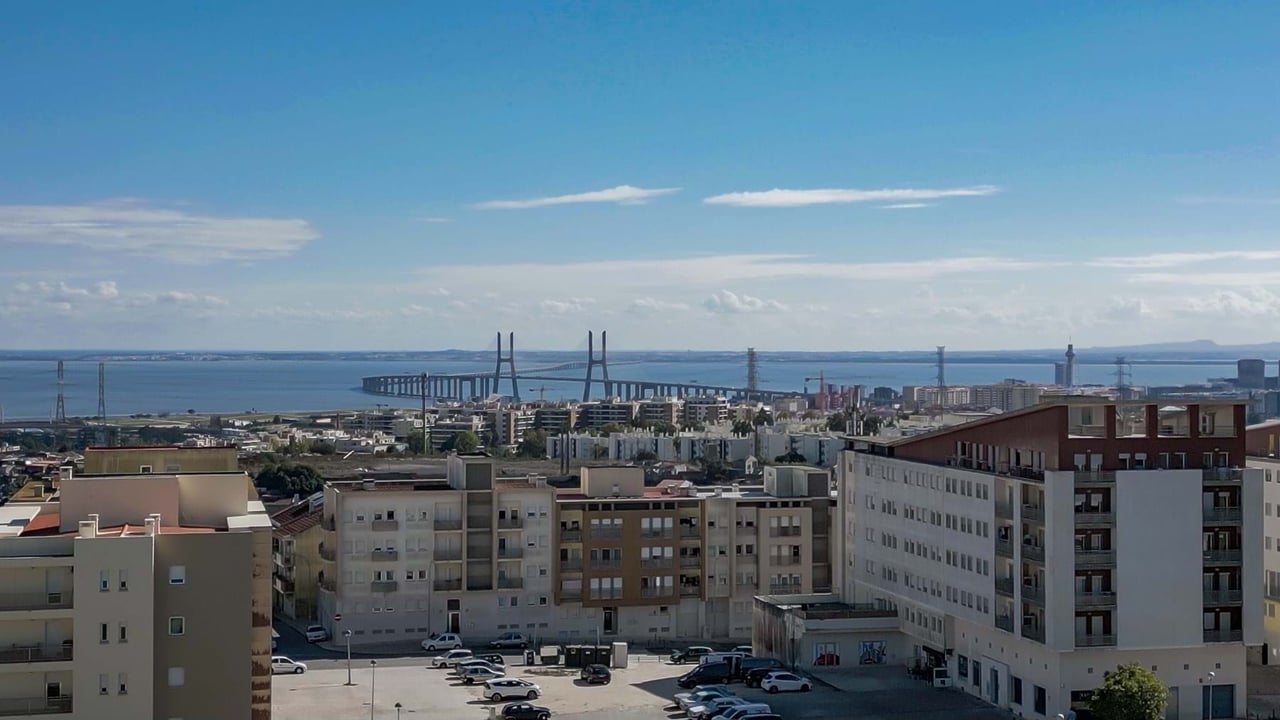 Modern 3-Bedroom Apartment in Camarate, Loures