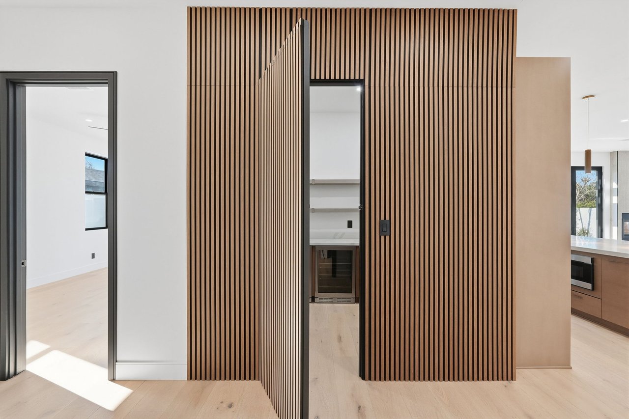 3106 N VALENCIA Lane