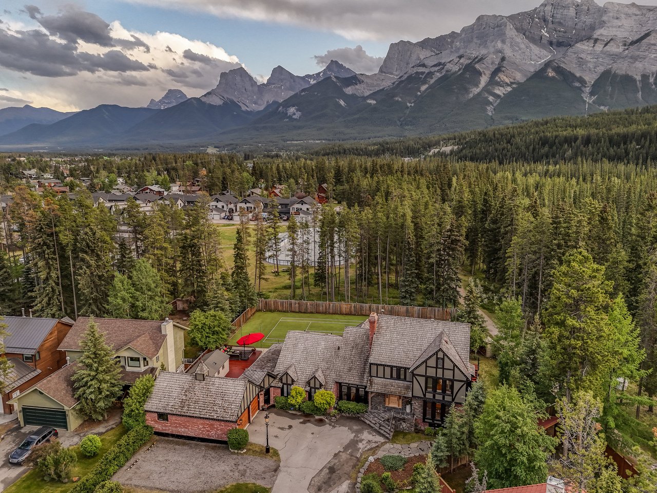 Private Mountain Retreat on Nearly Half an Acre