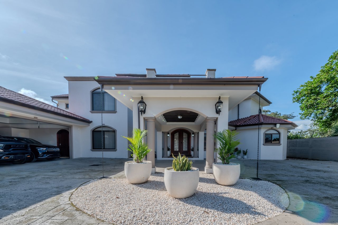 Luxury Home with Pool, Bar Area & Resort-Level Amenities | 5br, 4ba in Perez Zeledon 