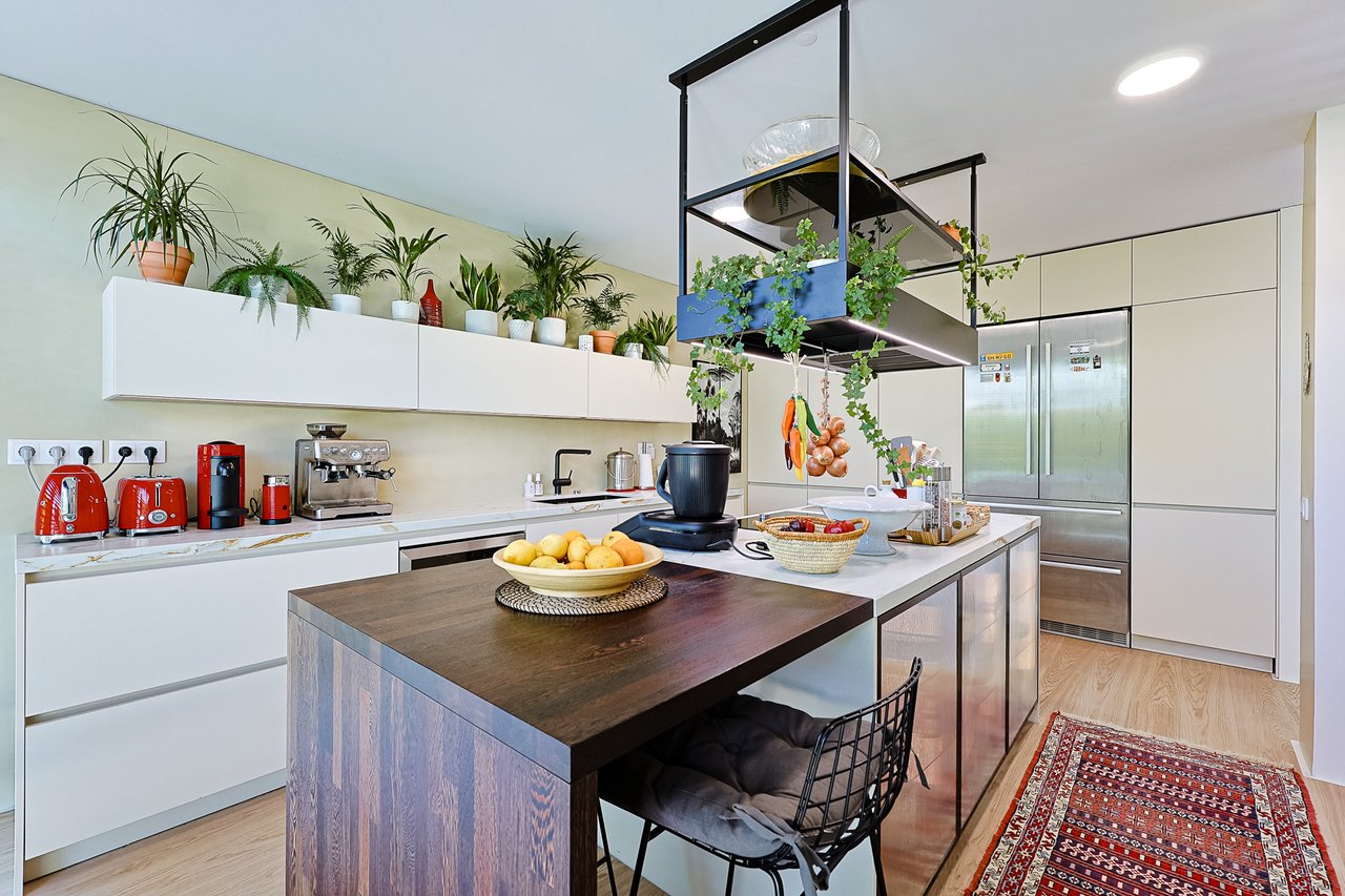 “The Green Villa” – Elegant Luxury Villa with Pool in Carnaxide, Oeiras