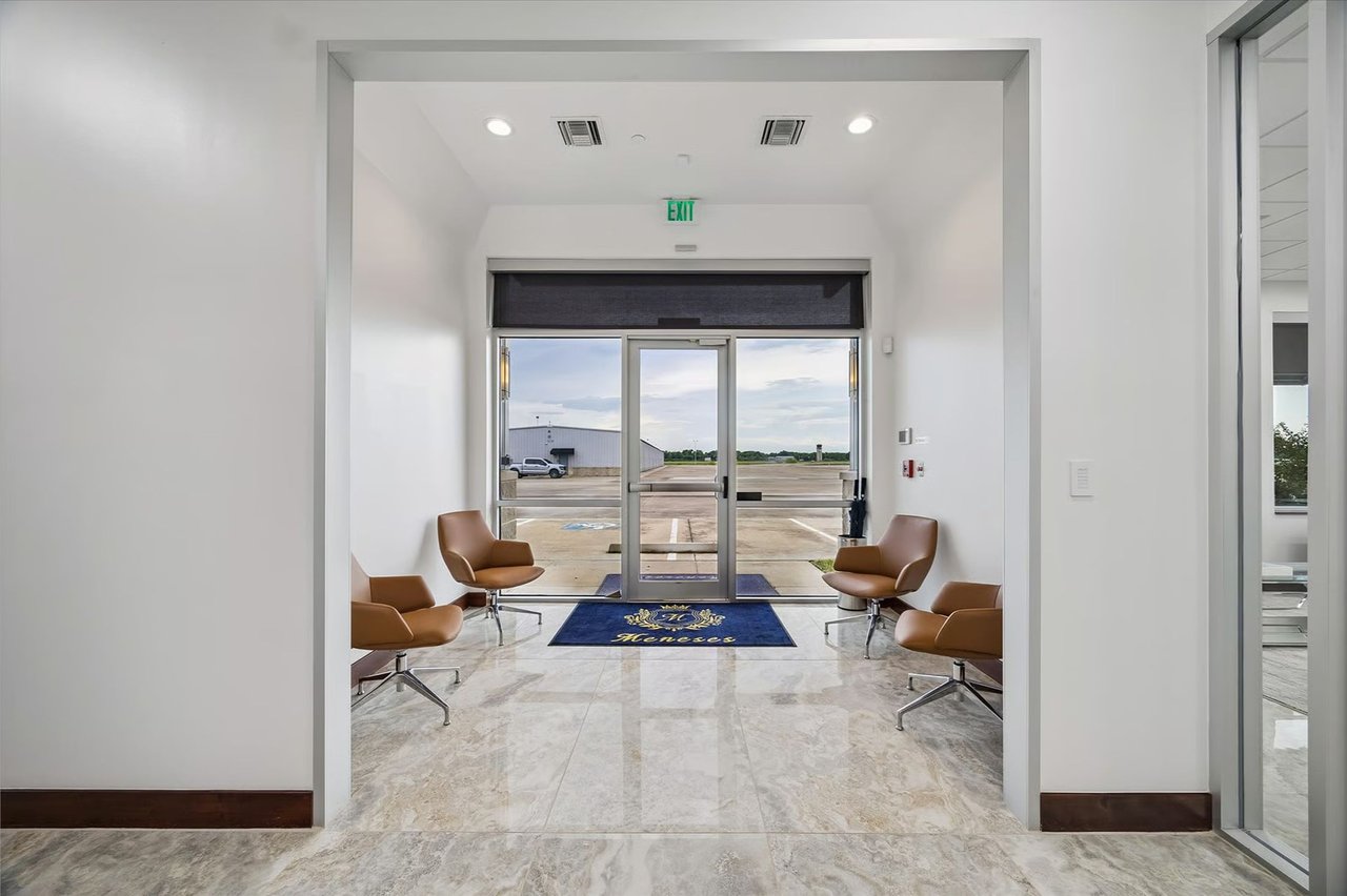 Hangar + Office - Sugar Land Regional Airport (KSGR)