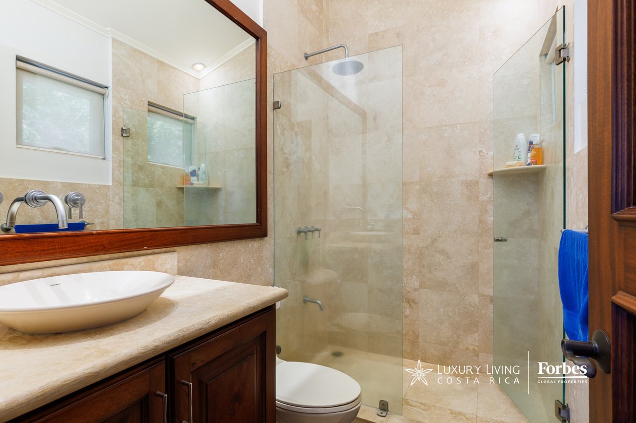 20336 - Luxury 5-bedroom home with an office and terrace in Cerro Alto, Escazú
