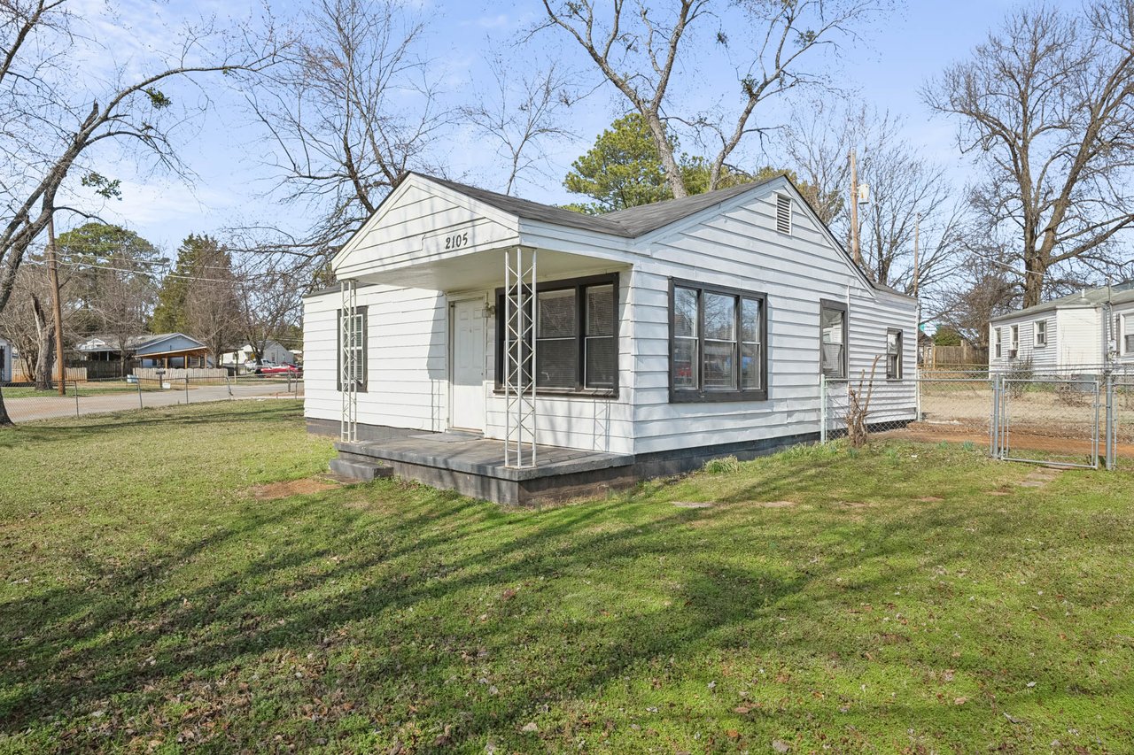 LARGE corner lot in Huntsville! New floors, new paint, renovated bathroom! Great Price!