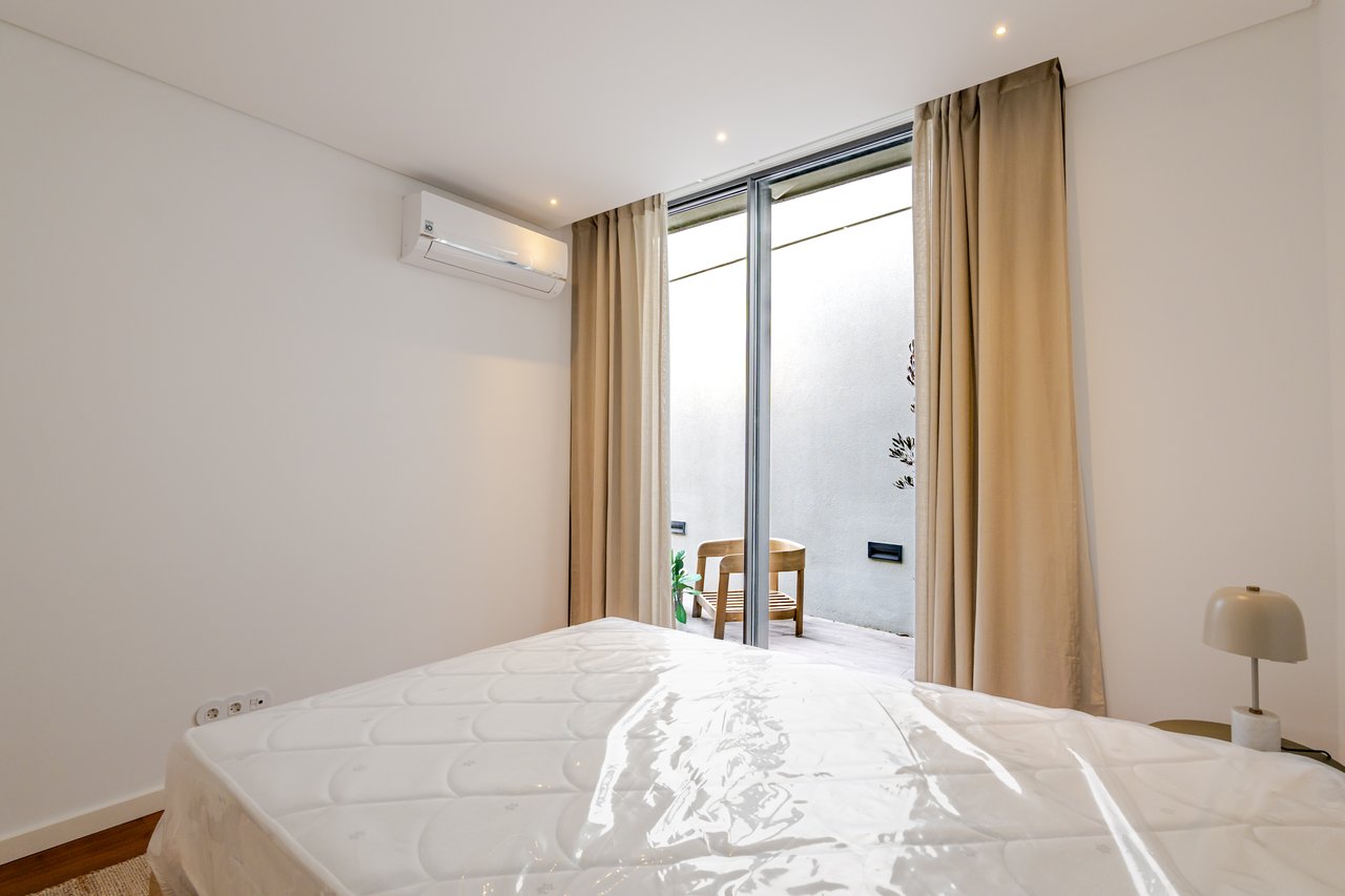 Elegant 2-Bedroom Apartment with Private Patio, Parking & Short-term Rental (AL) License in Central Porto